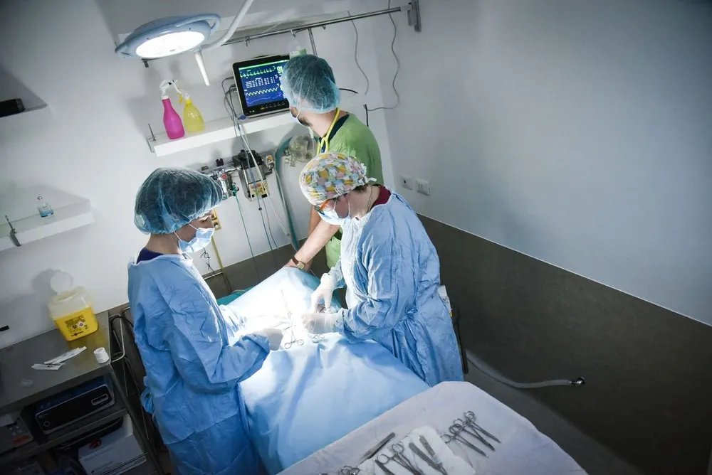 Un intervento in sala operatoria