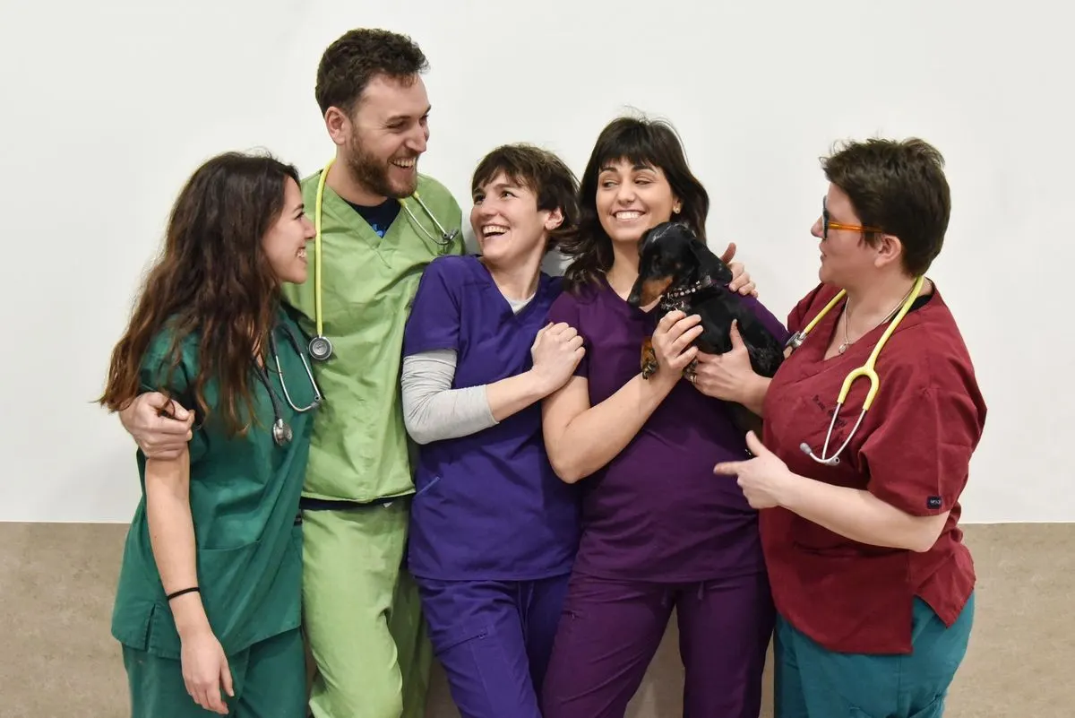 Il team dell’ambulatorio con un cane in braccio