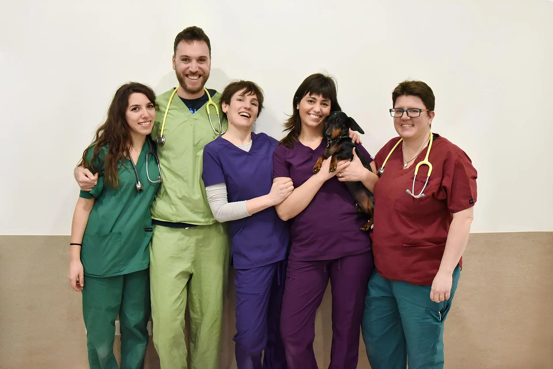 Il team dell’ambulatorio, sei persone sorridenti in divisa