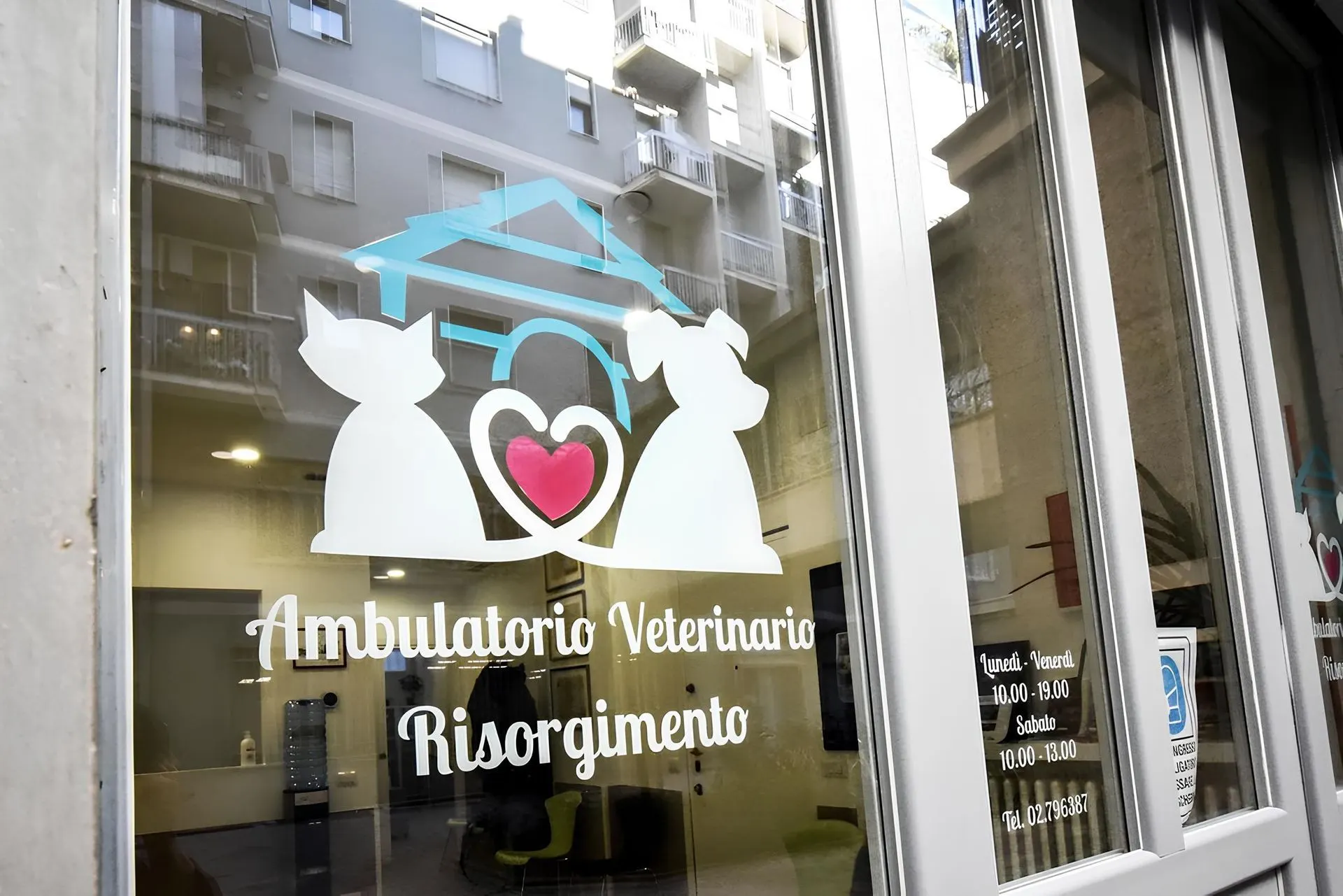 La vetrina dell’ambulatorio con il logo, nel cortile di via Goldoni